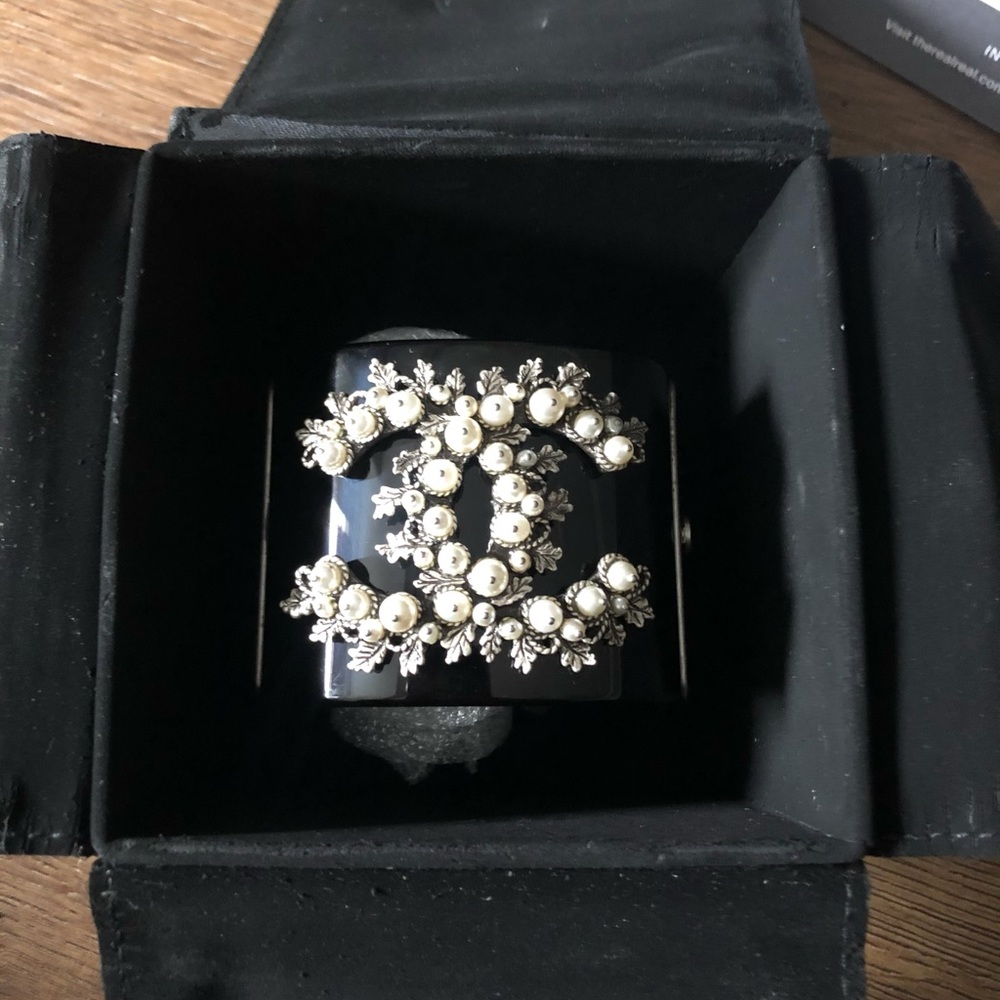 CHANEL-AUTHENTIC (Preowned) Black Faux Pearl & Silver Leaf Hinge Bracelet - Picture 7 of 15